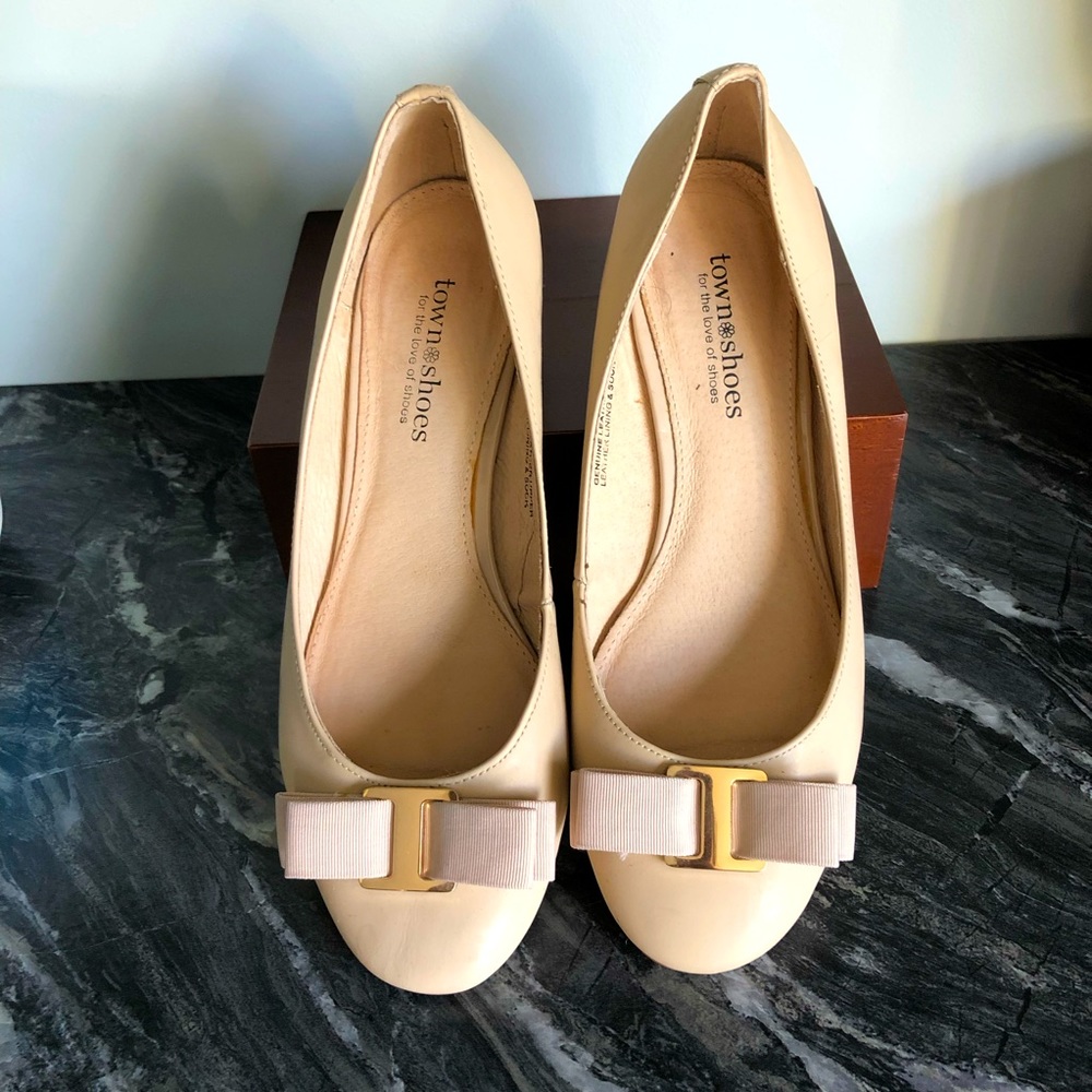 Nude Heel w/ Buckle & Bow-tie